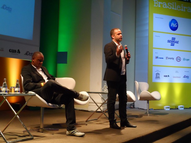 Renato Meirelles, president of Data Popular (standing), and Celso Athayde, founder of Kufa (Photo: Lilian Quaino/G1)